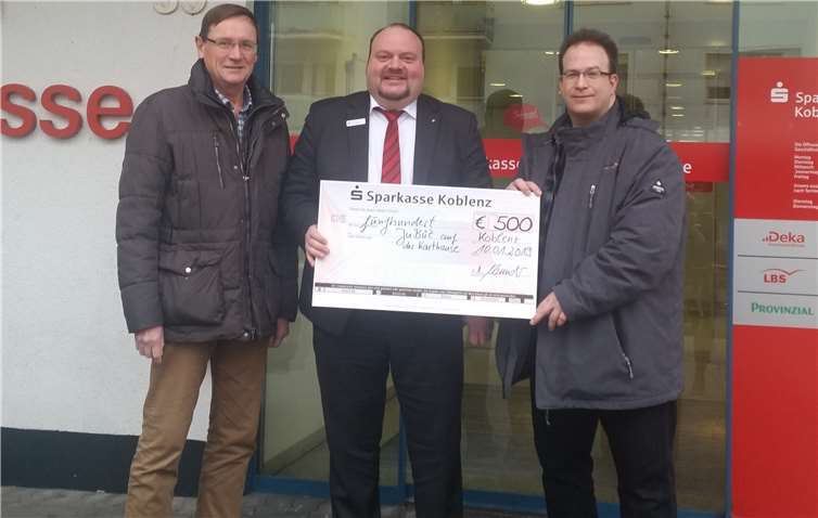 Henning Wulf und Thorsten Schneider übergeben die Spende an Michael Lüdecke (von links).Foto: privat