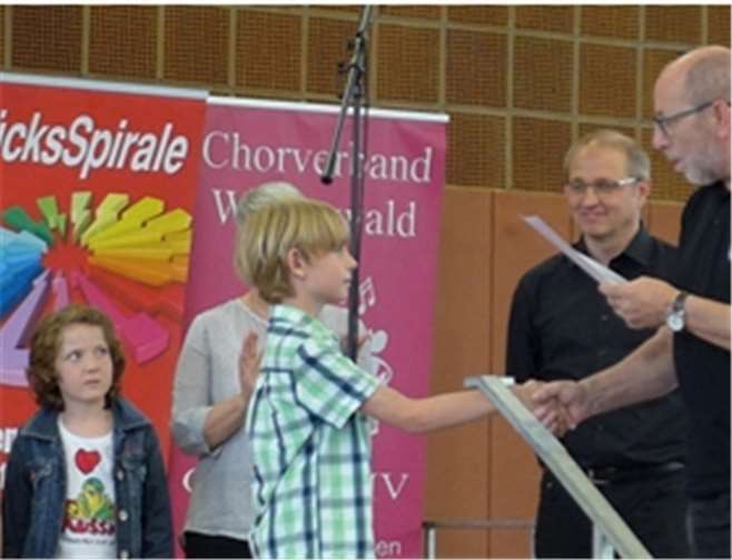 Bunte Töne in Horbach  Henri Stein erhält für fünf Jahre Mitgliedschaft eine Urkunde.