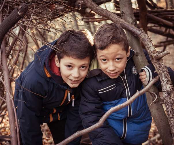 Henri (r.) verbringt gerne Zeit mit seinem Bruder Noah.Foto: Bunter Kreis Rheinland e.V.