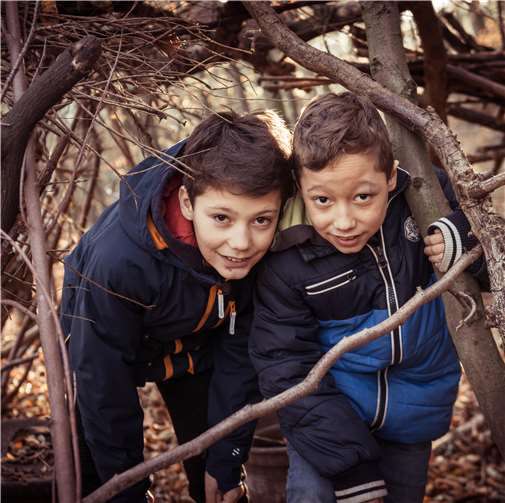 Henri (r.) verbringt gerne Zeit mit seinem Bruder Noah.Foto: Bunter Kreis Rheinland e.V.