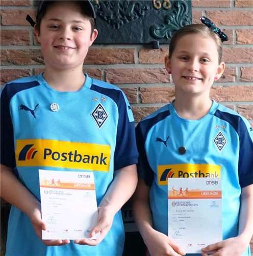 Henri und Charlotte Ahlswede zeigen stolz ihre Urkunden und die Sportabzeichen des DOSB .Foto: privat