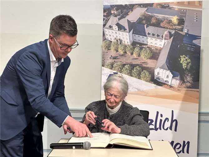 Henriette Kretz trug sich auf Bitten von Neuwieds Bürgermeister Peter Jung ins Buch der Stadt ein.