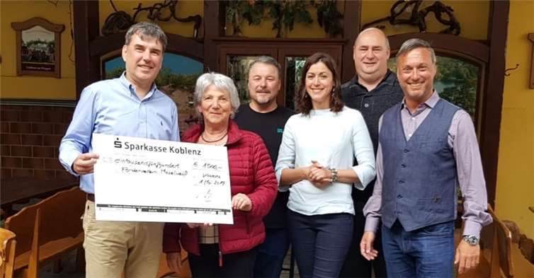 Henriette Meinhardt-Bocklet (FVM) (zweite v.li.) und (v.li.n.re.) Frank Ortmann, Markus Konieczny, Carmen Lopez, Christian Hoernchen sowie Dr. Markus Artz (Vorstandsmitglieder KBV) bei der Scheckübergabe. Foto: privat