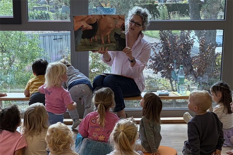 Henrike Wilson liest vor den Allerkleinsten in der Kath. Kita St. Maria Rosenkranzkönigin vor.