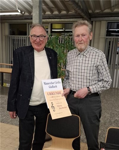 Henry Burmester mit Bernd Hoffmann (1. Vors.).  Fotos: privat