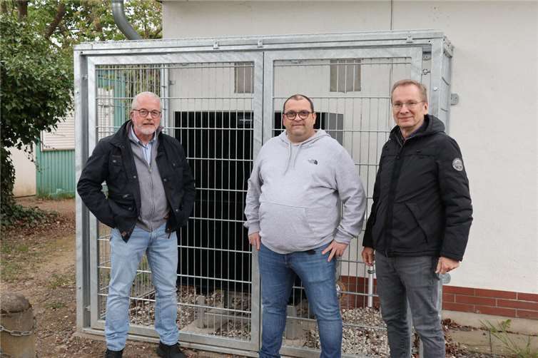 Henry Klar und Daniel Ockenfels, Vorstandsmitglieder des Sportfreunde Koisdorf 1968 e.V., mit Bürgermeister Andreas Geron (v.l.) am Sportplatz in Koisdorf.  Foto: Stadt Sinzig