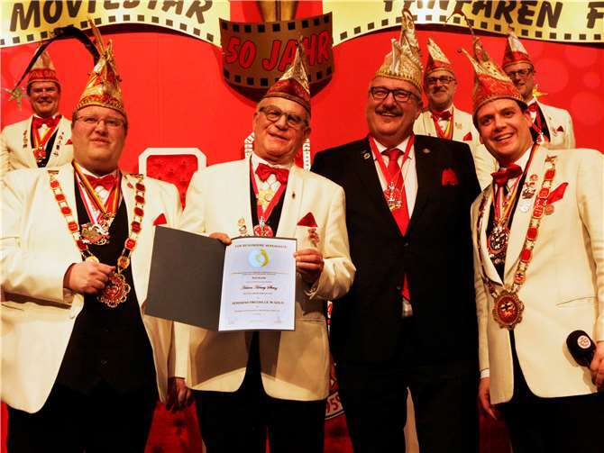 Henry Stenz (2. v.l.) erhielt vom Vizepräsidenten des RKK Helmut Wagner (2. v.r.) die Verdienstmedaille in Gold. Es gratulieren KG Rot Weiß Präsident Christoph Böder (l:), und zum letztenmal Sitzungspräsident Thomas Sebastian (r.)SES