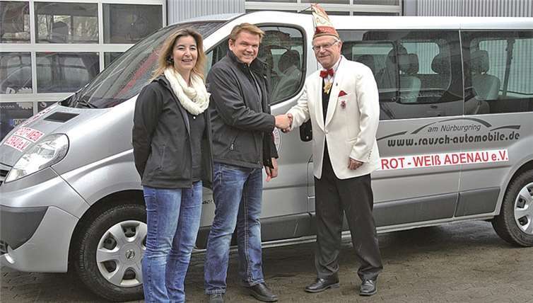Henry Stenz nimmt die Schlüssel des Busses entgegen. Der fahrbare Untersatz wird der KG in der Session wieder gute Dienste leisten.privat