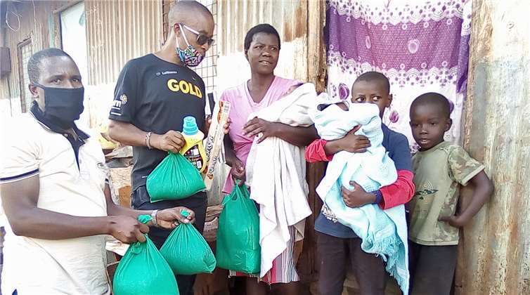 Henry Wanyoike (2. v.l.) bei der Übergabe von Lebensmittelspenden in Kenia. Foto: privat