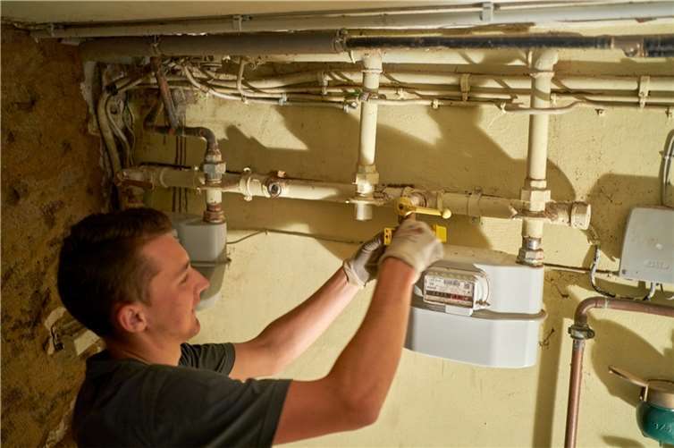 Weitere Orte im Ahrtal bekommen wieder Erdgas Heppingen, Gimmigen, Kirchdaun und Grafschaft-Bengen können in den nächsten Tagen wieder ans Netz gehen. Bevor das Gas auch in den Haushalten wieder genutzt werden kann, entlüften die Experten der enm alle Hausanschlüsse. Foto: evm/Ditscher
