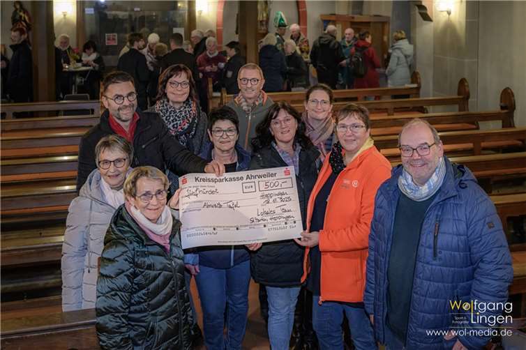 Heppinger feierten Erntedank mit Zwiebelkuchen und Federweißen für guten Zweck.  Foto: Wolfgang Lingen