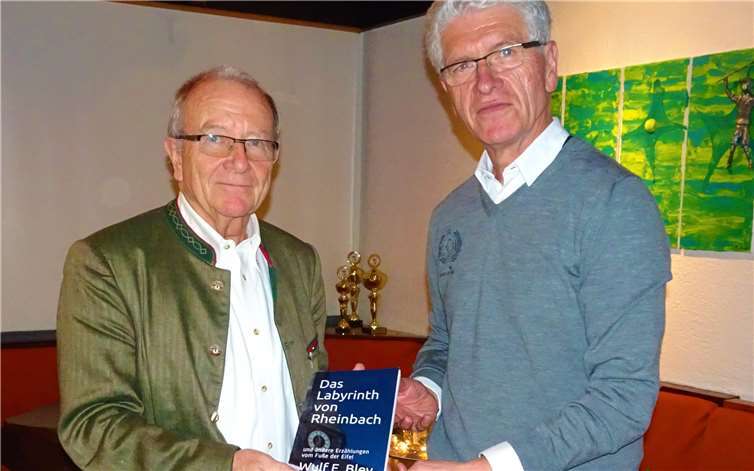 Herausgeber K. Gunter v. Kajdacsy und Tk-Vorsitzender Wolf-Ullrich Scherhag stellen „Das Labyrinth von Rheinbach“ vor. Privat