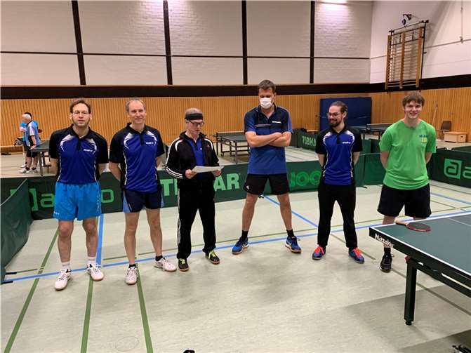 Herausragende Vorstellung im Spitzenspiel gegen Asbach: v.li. Niels Assenmacher, Martin Jünger, Reinhard Ahlke, Alexander Lorbeck, David Riddering, und Arne Beines. Foto: Klaus Riddering