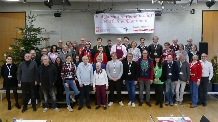 Herausragendes ehrenamtliches Engagement an Heiligabend: 40 Helfende sorgten vor und hinter den Kulissen für eine stimmungsvolle Gemeinschaftsfeier. Foto: Kim Chi Le)