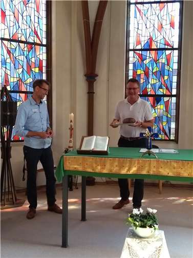 Herbert Berend schenkte Thomas Beißel traditionell Brot und Salz. Fotos: privat