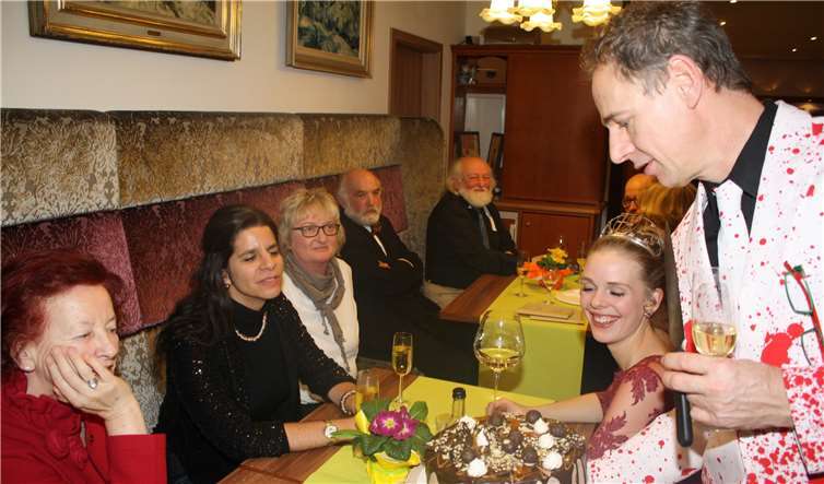 Herbert Budweg präsentiert die neue Josef Steib-Torte.Eine echte Gaumenfreude, kreiert von Annica Göbel.