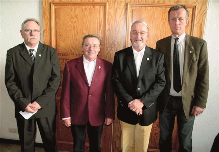 Herbert Bürger und Knut von Wülfing flankierten die Jubilare Reinhold Thomalla und Hans Breker.