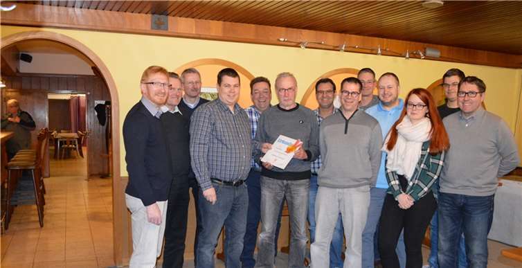 Herbert Franzen (Mitte) wurde im Rahmen der Jahreshauptversammlung für zehnjährige Mitgliedschaft geehrt. AB