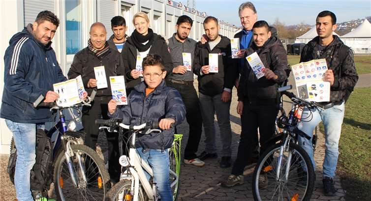 Herbert Fuss (3.v.r.), Leiter der Abteilung Verkehr und Technik beim ADAC Mittelrhein e.V., übergab 150 Flyer an das Übergangswohnheim in Koblenz. Foto: ADAC Mittelrhein
