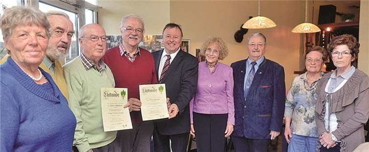 Herbert Hildenbrand (3. v. l.) und Werner Minwegen (4. v. l.) erhielten von Dr. Jürgen Pföhler die „Grüne Verdienstnadel“ des Eifelvereins nebst Urkunde.privat