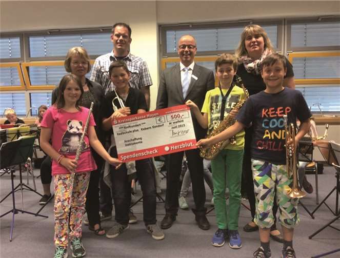 Herbert Hürter (3. v. l.)von der Kreissparkasse Mayen überreichte einen Scheck in Höhe von 500 Euro an den Förderverein der Realschule plus und Fachoberschule Untermosel. Über die Zuwendung freuen sich die Schüler der Bläserklasse sowie (v. l. n. r.) Konrektorin Helga Weichelhöfer, Musiklehrer Jörg Israel und Schulelternsprecherin Annette Breitkreutz. Privat