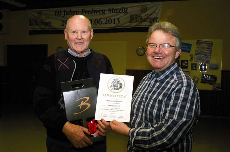 Herbert Krings ehrte für 40 Jahre Mitgliedschaft Josef Schwiperich und überreichte dem Jubilar die Urkunde.