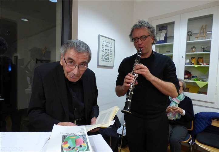 Herbert Kutscher (vorn) mit Klezmermusiker Georg Brinkmann bei ihrer Lesung im Café „Auszeit“.Foto: Hans Hartenfels