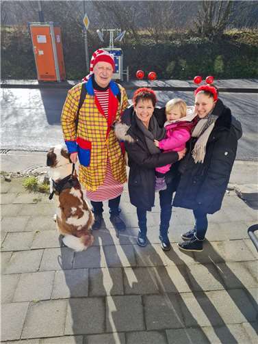Walporzheimer Karnevalisten bringen den Karneval nach Hause Herbert Medler überreichte offiziell die Eintrittserklärung zur KG „Bunte Kuh“ Walporzheim für sein Enkelchen Eléonore Medler Razafindranaly.