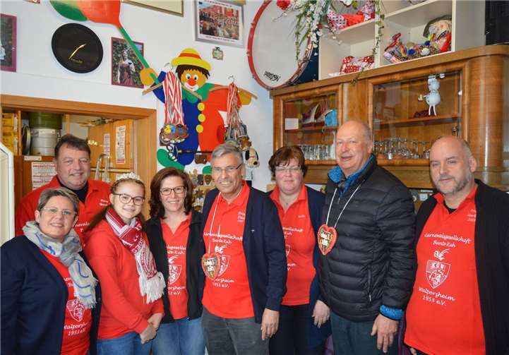 Herbert Medler wurde für 20 Jahre Mitgliedschaft geehrt, Angelika und Paul Groß halten der Karnevalsgesellschaft bereits seit vier Jahrzehnten die Treue. Fotos: KG Bunte Kuh