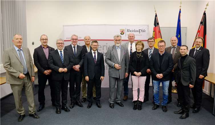 Herbert Mertin konnte insgesamt zwölf ehrenamtlichen Richtern die Ehrennadel überreichen, mehr als die Hälfte davon stammen aus dem Bereich des Arbeitsgerichts Koblenz. 