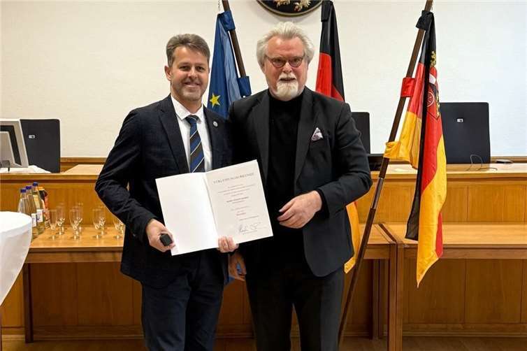 Herbert Mertin (re.) verlieh Jürgen Redert die Ehrennadel. Foto: IG Metall Koblenz, ClarissaRedert