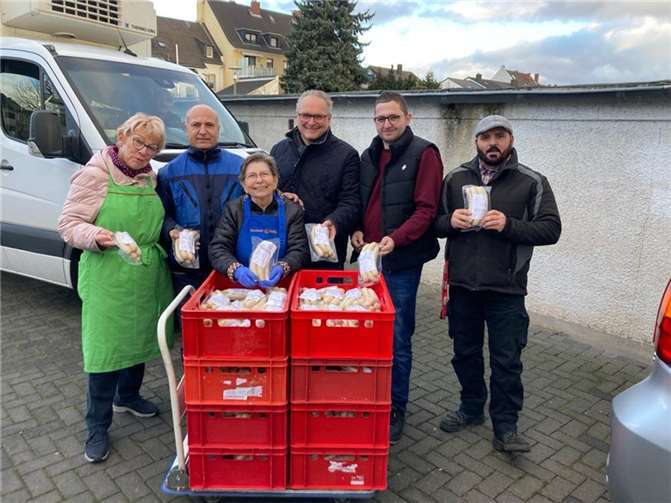 Freude zum Jahresbeginn Herbert Meyer jun. und sen. (2. und 3.v.r.) wollten zu Beginn des Jahres der Neuwieder Tafel eine besondere Freude machen. Foto: privat