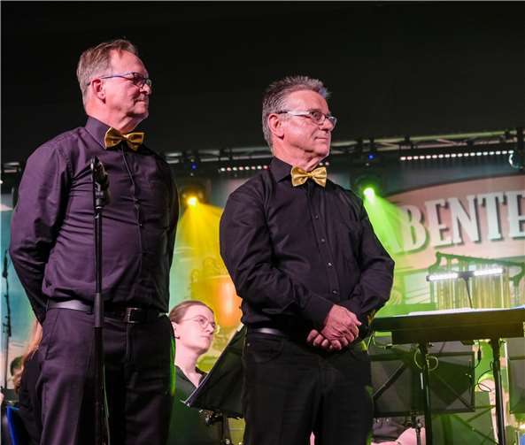 Herbert Schunk und Jürgen Sommer wurden für 60 Jahre Vereinszugehörigkeit geehrt. Quelle: Musikverein Löf