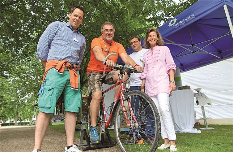 Herbert Seifner vom TV 06 Bad Neuenahr nahm die Herausforderung auf dem Rad an. Hier mit Paul Kühn (links), Susanne Strauch und Robert Helmrich von den Ahrtal-Werken.  Privat