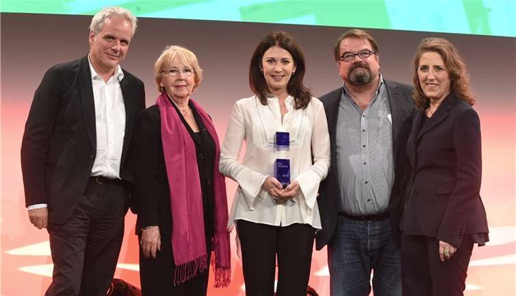 Herbert Strate-Preis: Herbert Strate-Preisträgerin Iris Berben (Mitte) mit Laudator Thomas Kufus, Margarete Papenhoff (HDF Kino), Alfred Holighaus (Laudator) und Petra Müller (Film- und Medienstiftung NRW Geschäftsführerin). privat