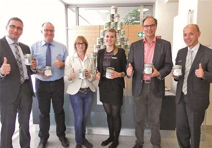 Herbert Thelen (l.), Alex Frings (r.) und Franziska Kutscheid (3.v.r.) von der Volksbank RheinAhrEifel ermittelten mit Bürgermeister Guido Nisius (VG Adenau), Bürgermeister Arnold Hoffmann (Stadt Adenau) und der Vorsitzenden des Gewerbevereins Adenau, Andrea Thelen, die Höhe der eingegangenen Spenden für die Vor-Tour der Hoffnung.privat