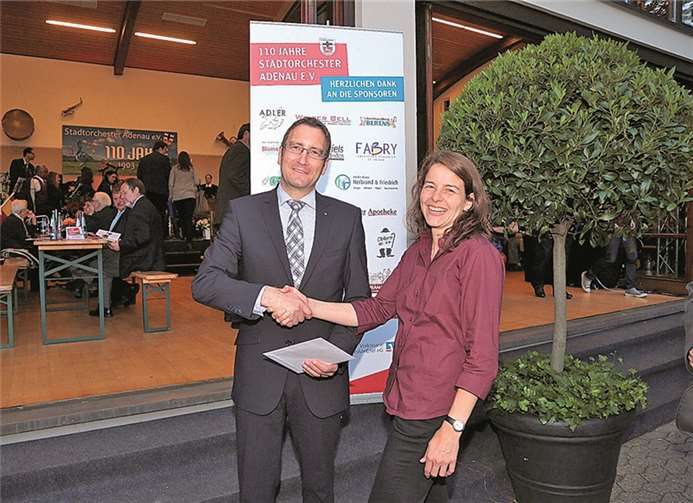 Herbert Thelen und Dr. Karin Boeder besiegeln die Partnerschaft zwischen Volksbank und Stadtorchester. Dreschers