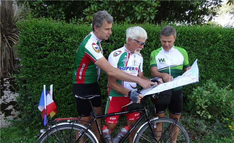 Herbert Thome fuhr mit dem Tourenrad vom Gelbachtal zu den Freunden in der Bretagne. Dort wurde er unter anderem von Michael Haberstock und Streckennavigator Torsten Schmitz begrüßt