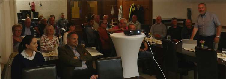 Herbert Vogt, Teilbereichsleiter der VG Weißenthurm, erläuterte interessierten Bürgern das künftige ÖPNV-Konzept.Foto: FWG Weißenthurm