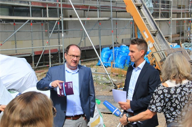 Herbert Wiemer (links) und Pascal Rowald an der Baustelle der neuen Kita Sankt Pius.  Foto: GS