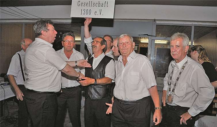 Herbert Witt (Bildmitte) nahm freudestrahlend die Glückwünsche der Vereinskameraden entgegen. RÜ