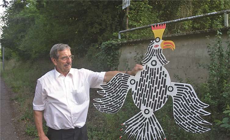 Herbert Witt zeigt stolz, den von ihm gebauten Königsadler.