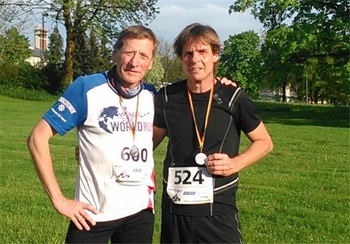 Herbi mit Laufkollegen in gewohnter Siegerhaltung.privat