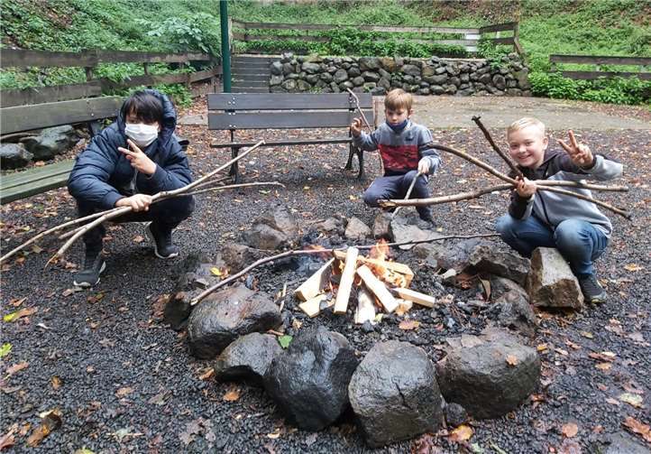 Herbstferien-Freizeit: Outdoor-Erlebnis am Lagerfeuer.