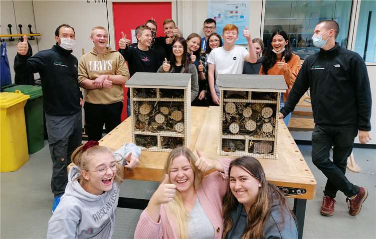 Herbstferien-Freizeit: Unter fachkundiger Anleitung Insektenhotels gebaut. Fotos: privat