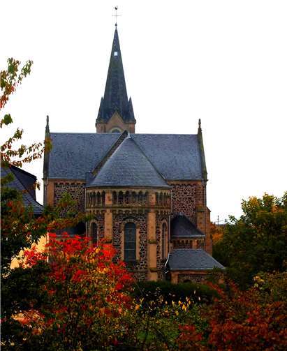 Herbstimpressionen an der Sankt Kastorkirche in Miesenheim.Foto: privat