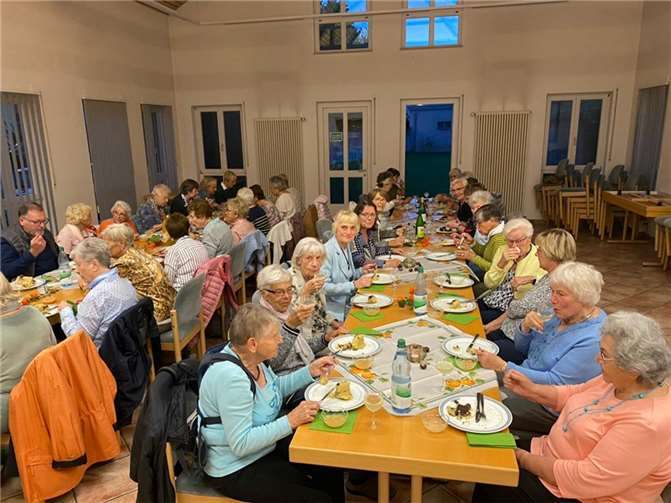 Herbstliche Köstlichkeiten: Zwiebelkuchen und Federweißen im Pfarrsaal. Foto: privat
