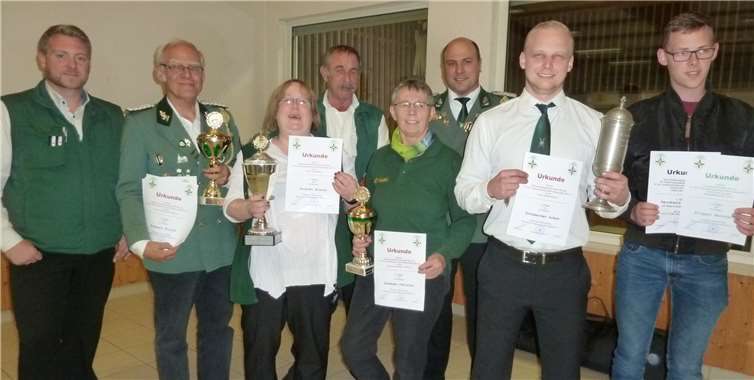 Herbstmeister (v.li.n.re.) stv.BM Maik Wienpahl, Ulrich Eckhard, Bianca Osiecki, Roland Müller, Christel Reußner, Brudermeister Christoph Nolden, Lukas Schumacher und Bernhard Klöppel.