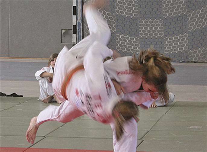 Herbstmeisterin Annika Chandoni vom SV Urmitz wirft ihre Gegnerin mit einem Hüftwurf zu Boden.privat