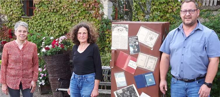 Hergestellt aus einem ausrangierten Gefrierschrank und „aufgehübscht“ von Leonore und Karla, konnet der öffentliche Bücherschrank präsentiert werden. Foto: privat